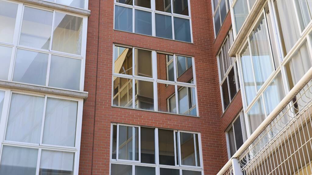 Instalación de lamina solar en ventanas e invernadero.