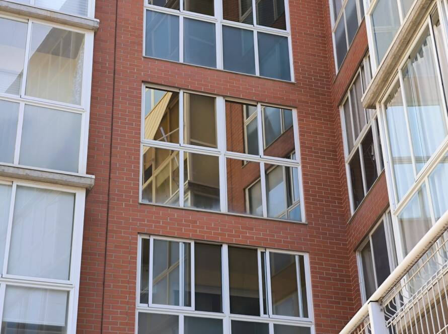 Instalación de lamina solar en ventanas e invernadero.