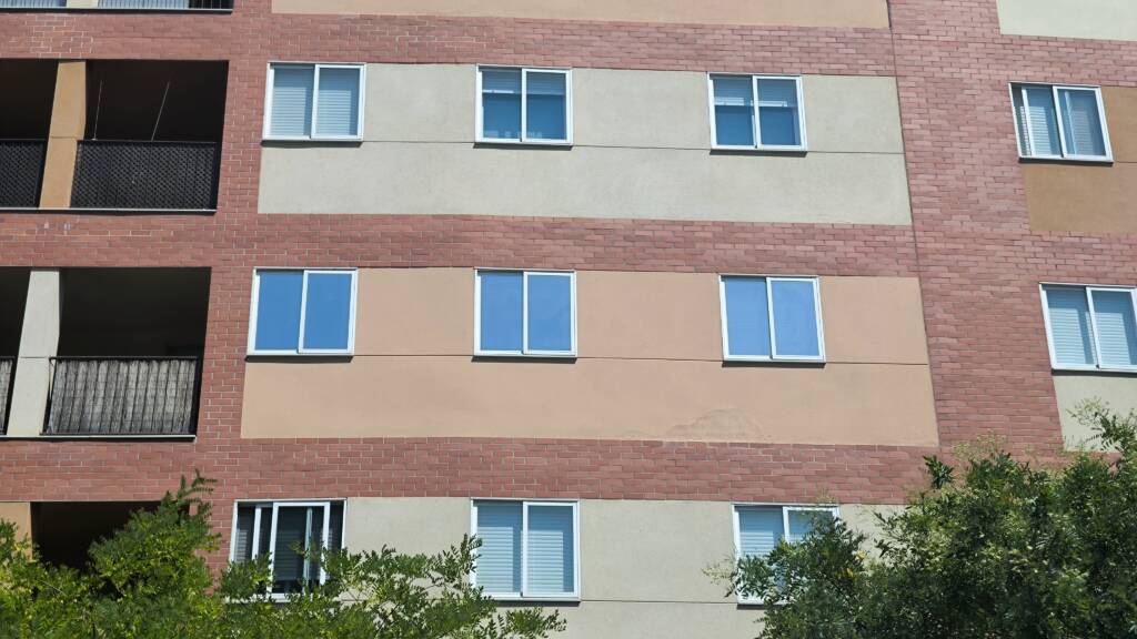 Instalación de lamina solar en ventanas.