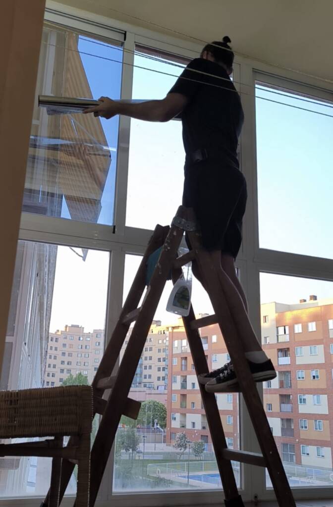 Instalación de lamina solar en ventanas.